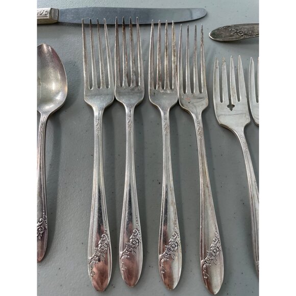 1946 Tudor Plate Oneida Queen Bess II Silverware 16 Piece Set Floral Vintage - Picture 5 of 10